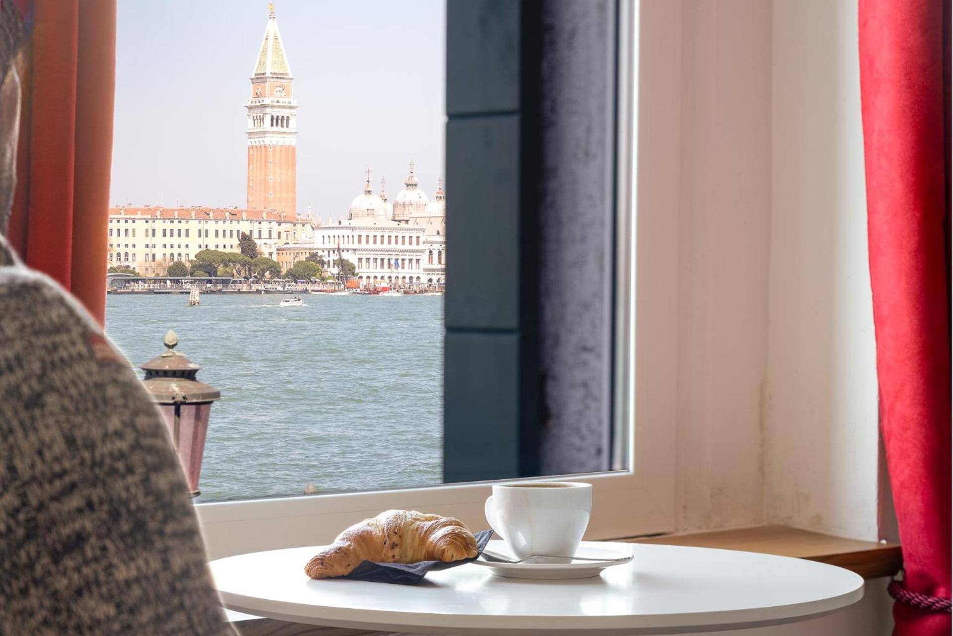 3 Windows On St Mark - Waterfront Apartment Венеція Екстер'єр фото